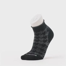 Load and play video in Gallery viewer, Smartwool - SW0025150 - Everyday Houndstooth Ankle Socks - Black
